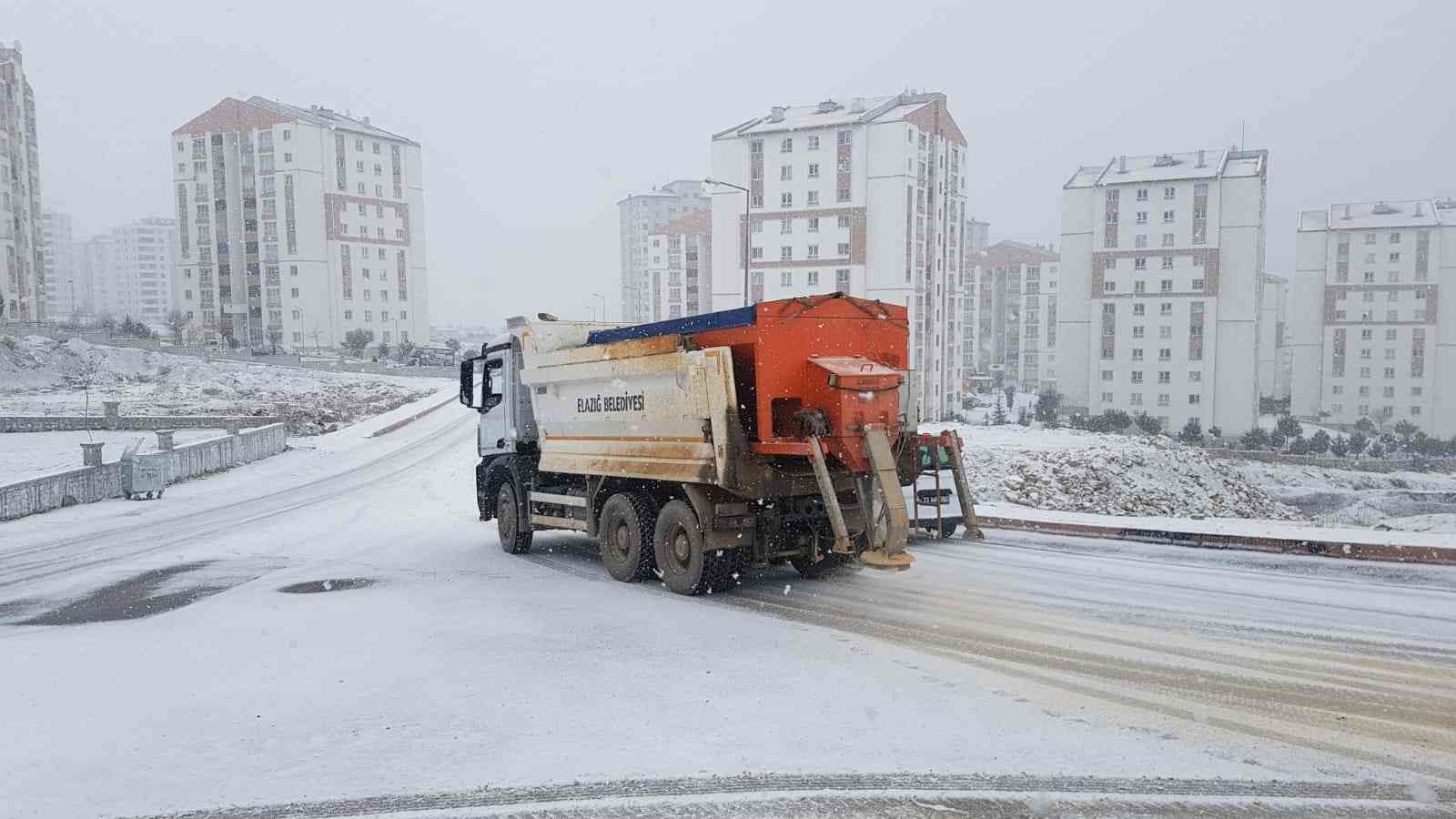 Kar yağışıyla birlikte belediye ekipleri çalışmalarına başladı