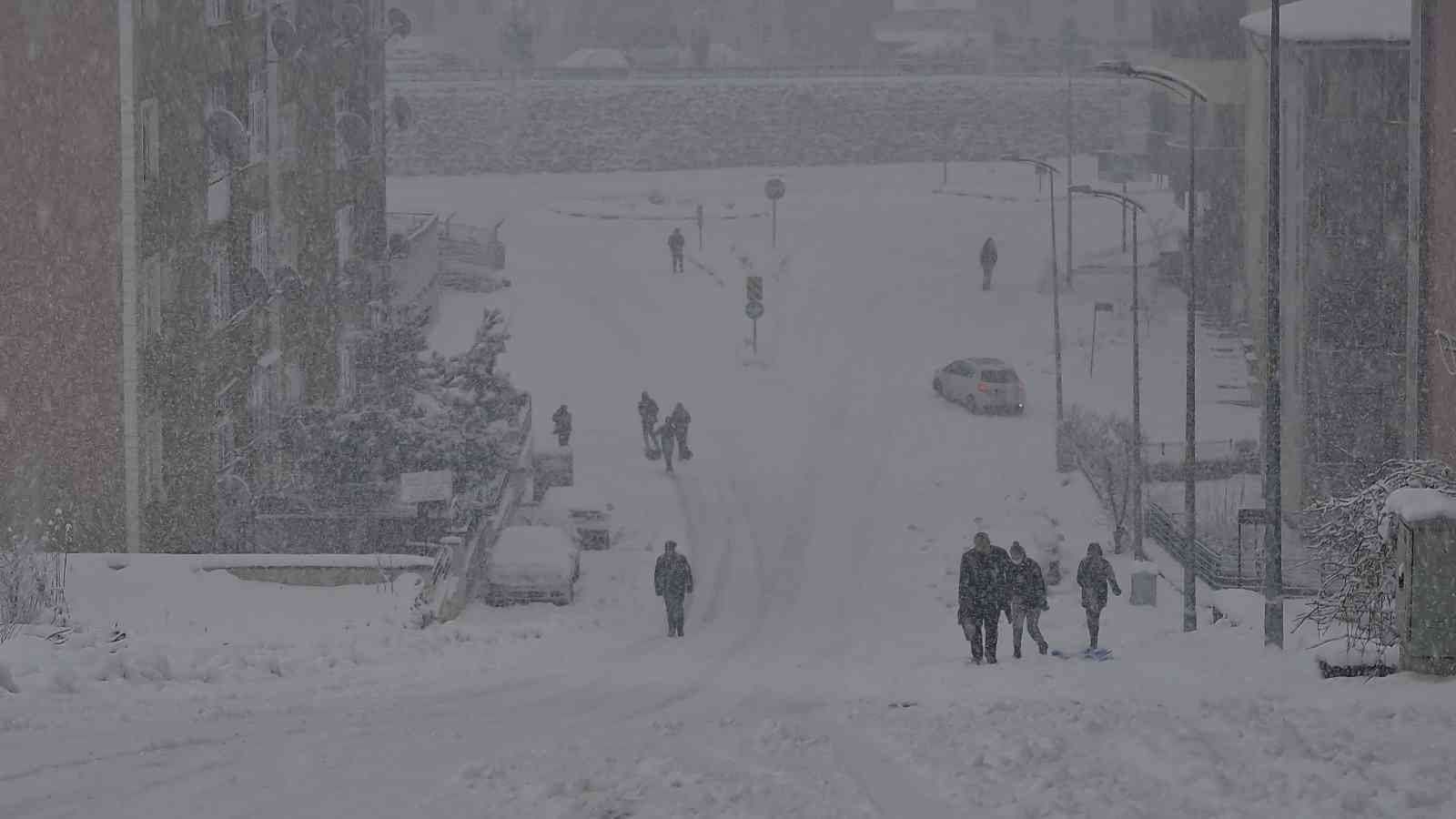 Karabük’te yoğun kar yağışı yeniden etklili oluyor