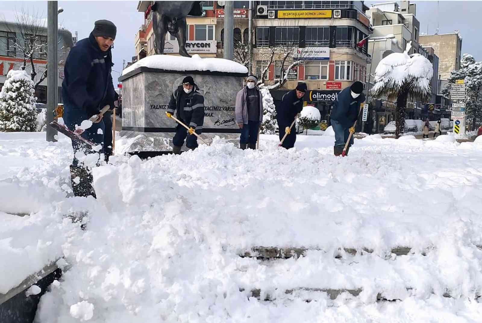 Karacabey Belediyesi kar sınavını başarıyla atlattı