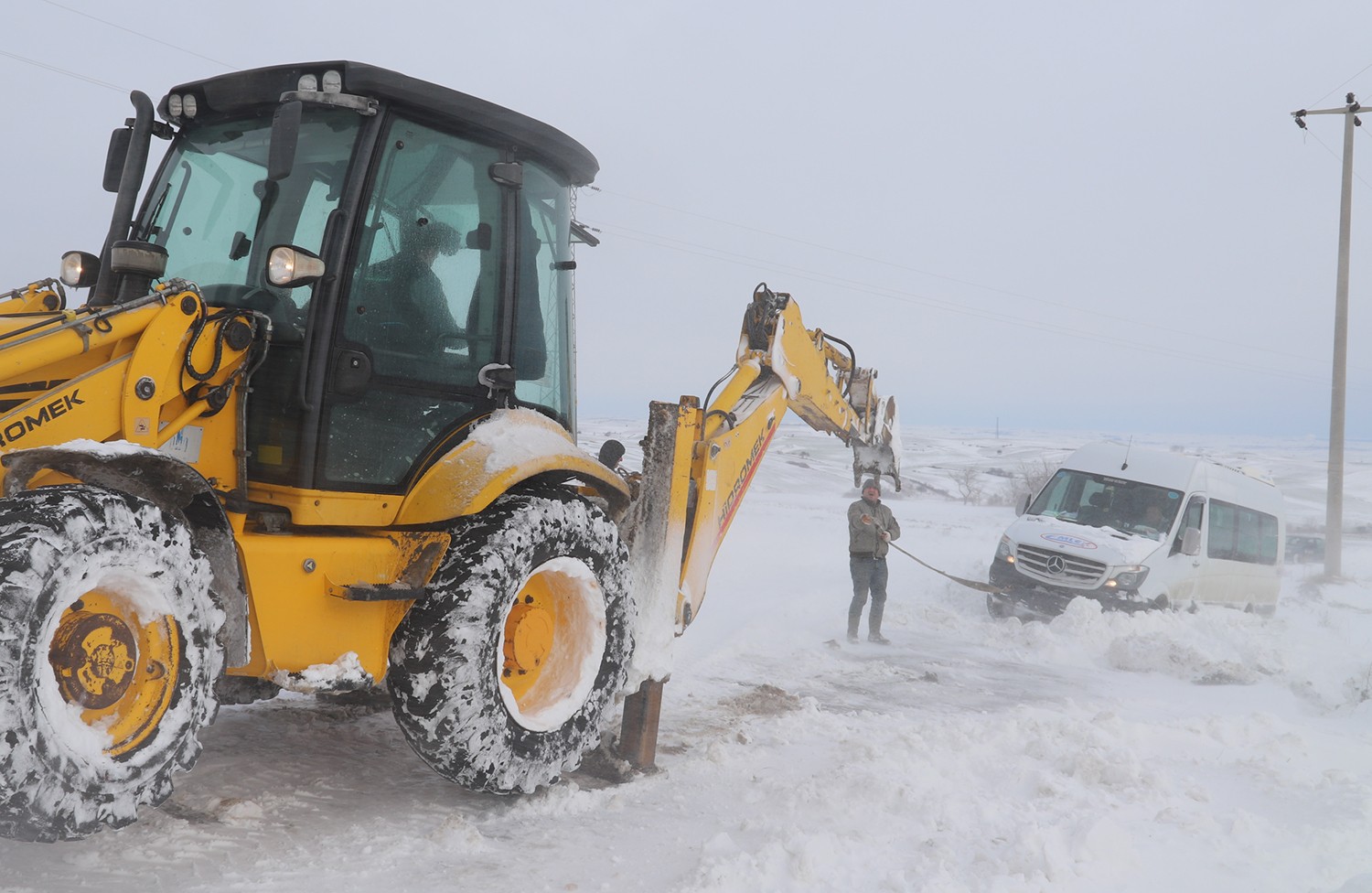 Karda mahsur kalan öğrenci servisi kurtarıldı