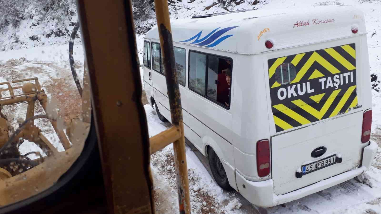 Karda mahsur kalan öğrenci servisi kurtarıldı