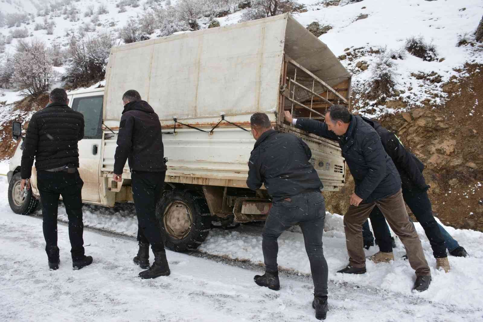 Karda mahsur kalan vatandaşın yardımına belediye başkanı yetişti