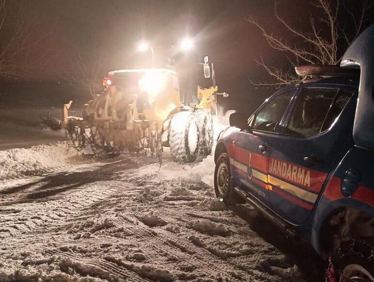 Karda yolda kalanları belediye ekipleri kurtarıyor
