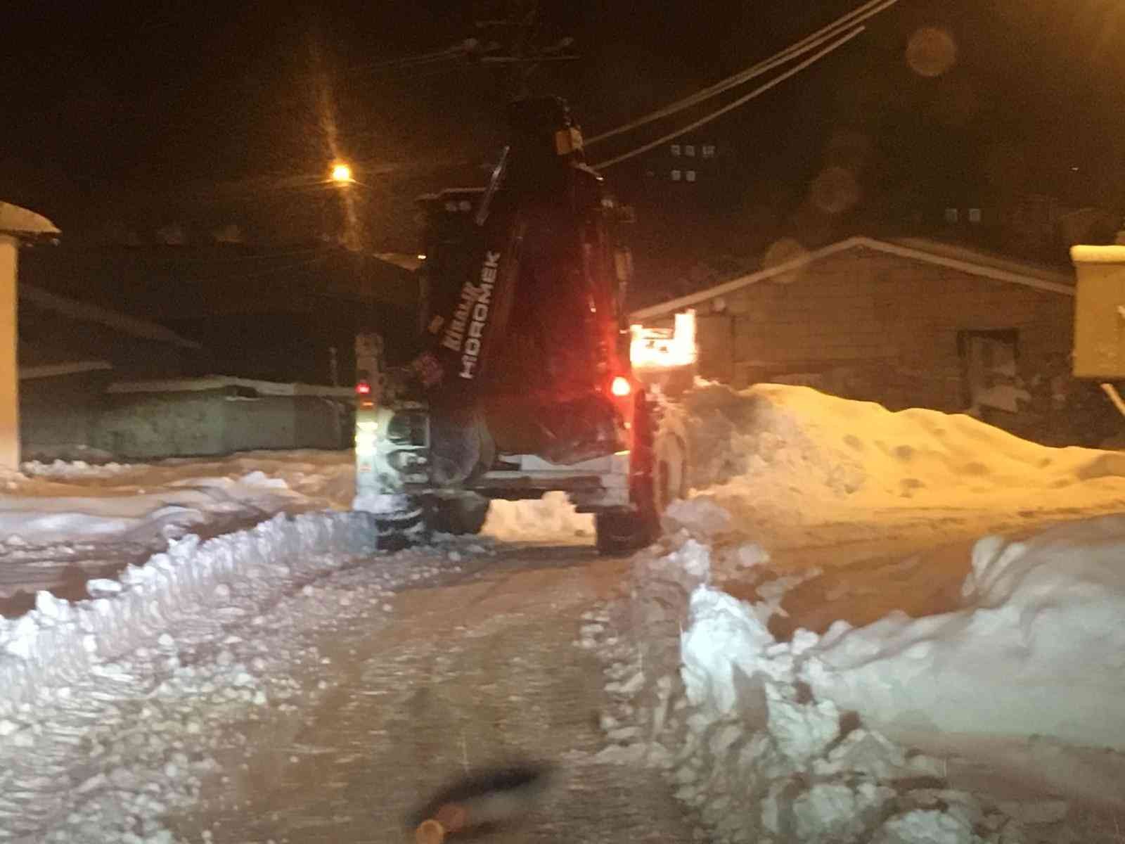 Kardan kapanan yolu 3 saatte aşarak hamile kadını hastaneye yetiştirdiler