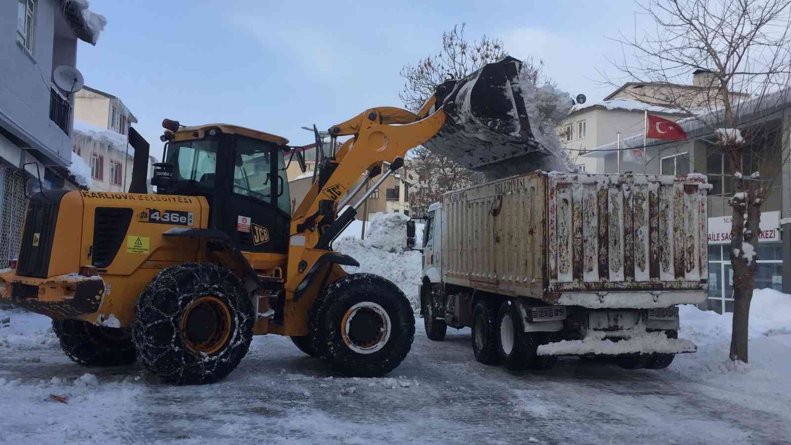 Karlıova’da 2 ayda 6 bin kamyon kar ilçe dışında taşındı