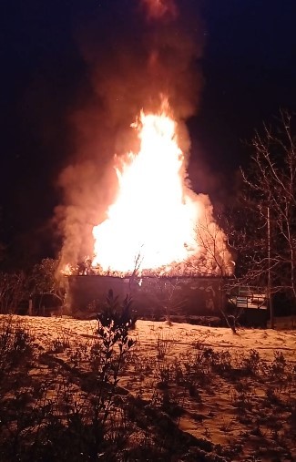 Kastamonu’da ahşap ev alevlere teslim oldu