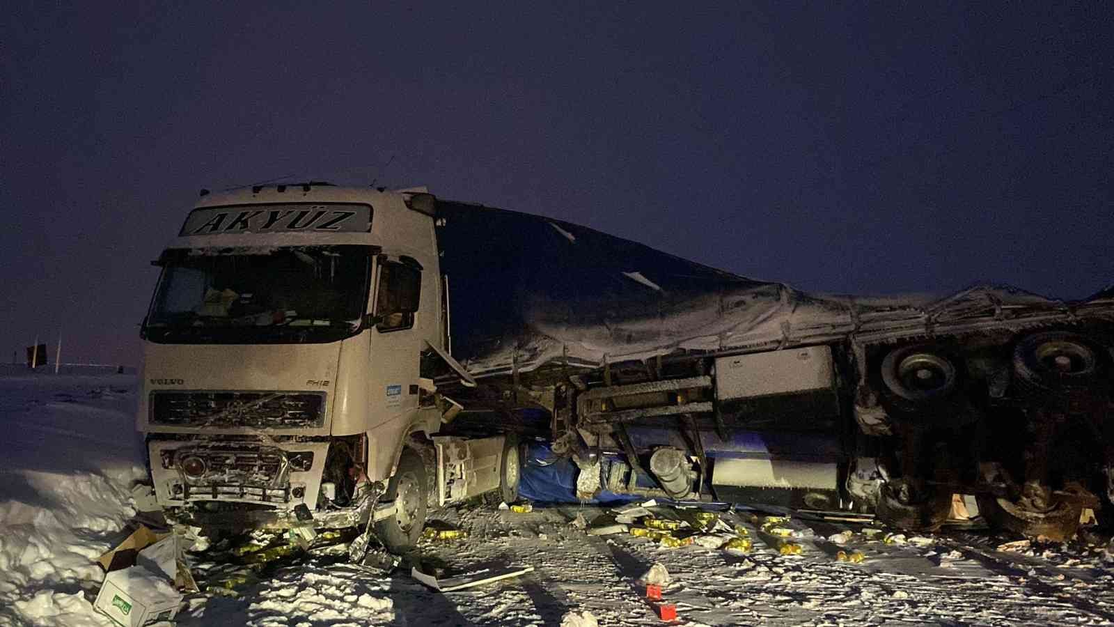 Kontrolden çıkan tırın dorsesi yan yattı, tonlarca sıvı yağ yola savruldu