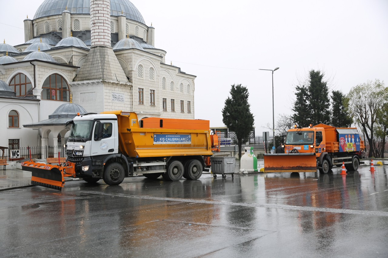 Küçükçekmece’de kar yağışına karşı ekipler teyakkuzda