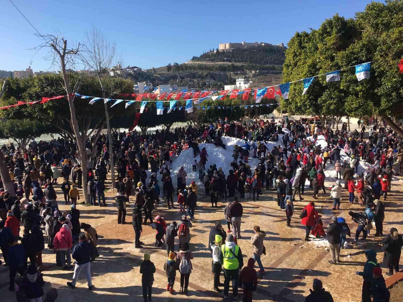 Mahalle yollarını kapatan tonlarca kar şehirde çocukların eğlencesi oldu