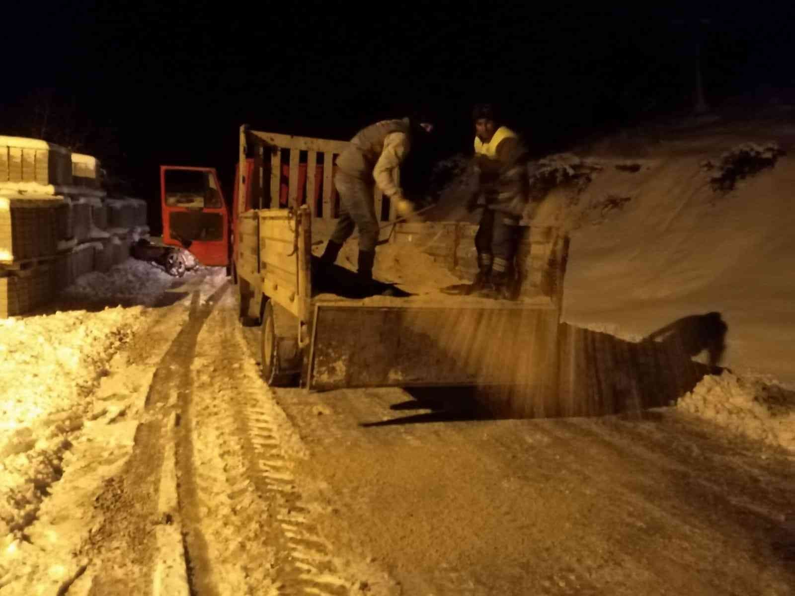 Manisa’da karla mücadele devam ediyor