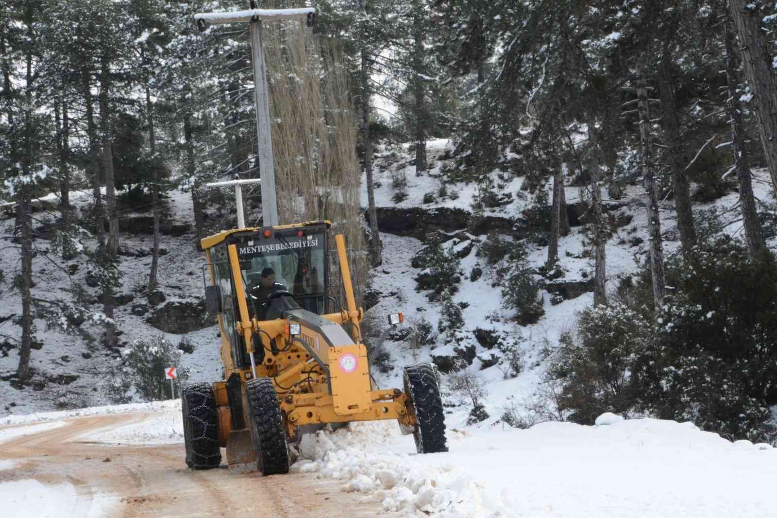 Menteşe Belediyesi’nin karla mücadelesi devam ediyor