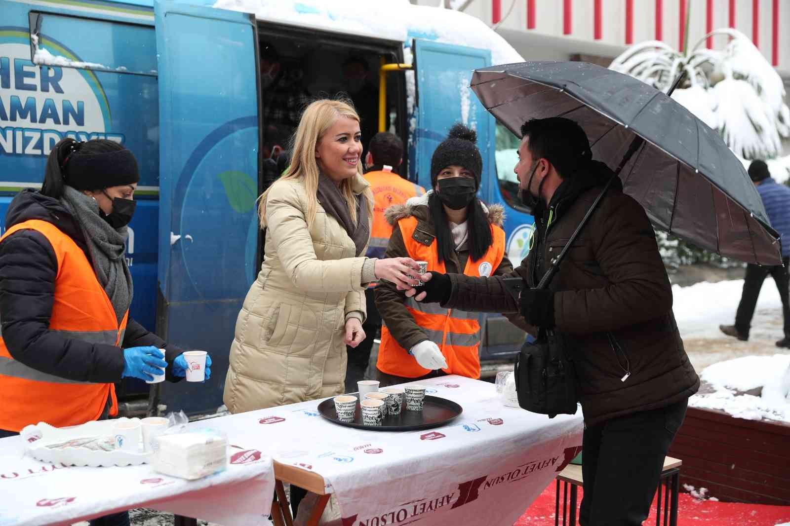 Merkezefendi’de soğuk havada çorba ikramı