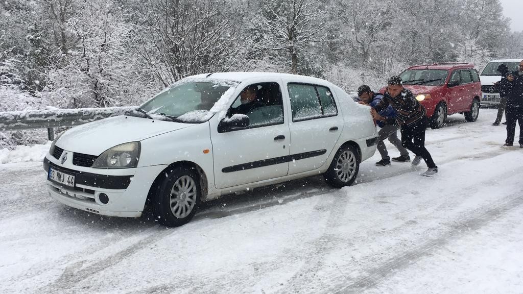 Mersin’de kar bastırdı, çok sayıda araç mahsur kaldı