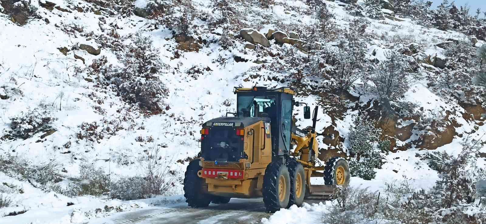 Nazilli’nin yüksek kesimlerinde yollar karla kaplandı