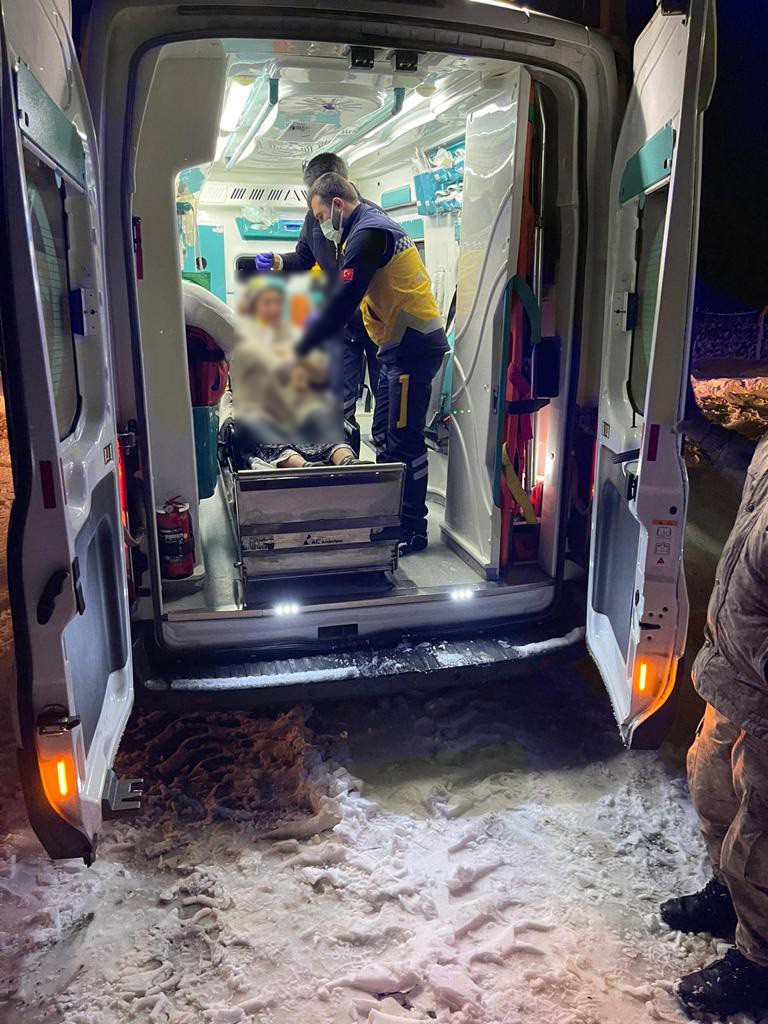 Nusaybin’de karda mahsur kalan hamile kadının imdadına jandarma ve Belediye ekipleri yetişti