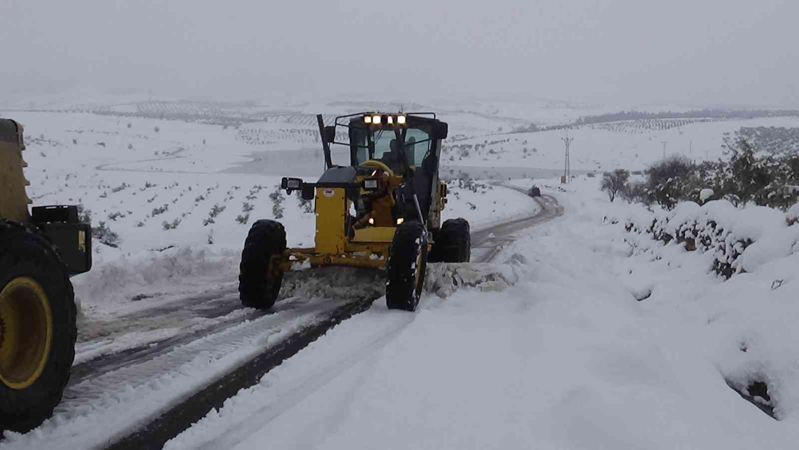Özel İdare ekipleri, Kilis’e yakın Gaziantep’in köylerinde kar çalışması yapıyor