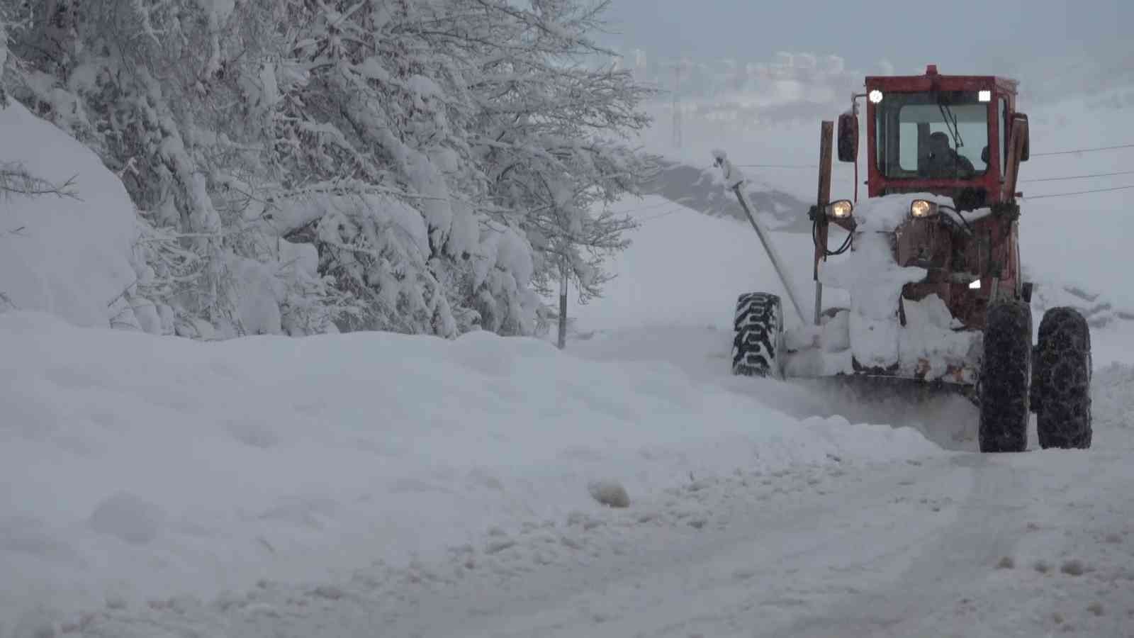 Samsun’da karla mücadele: 328 mahallenin yolu açıldı