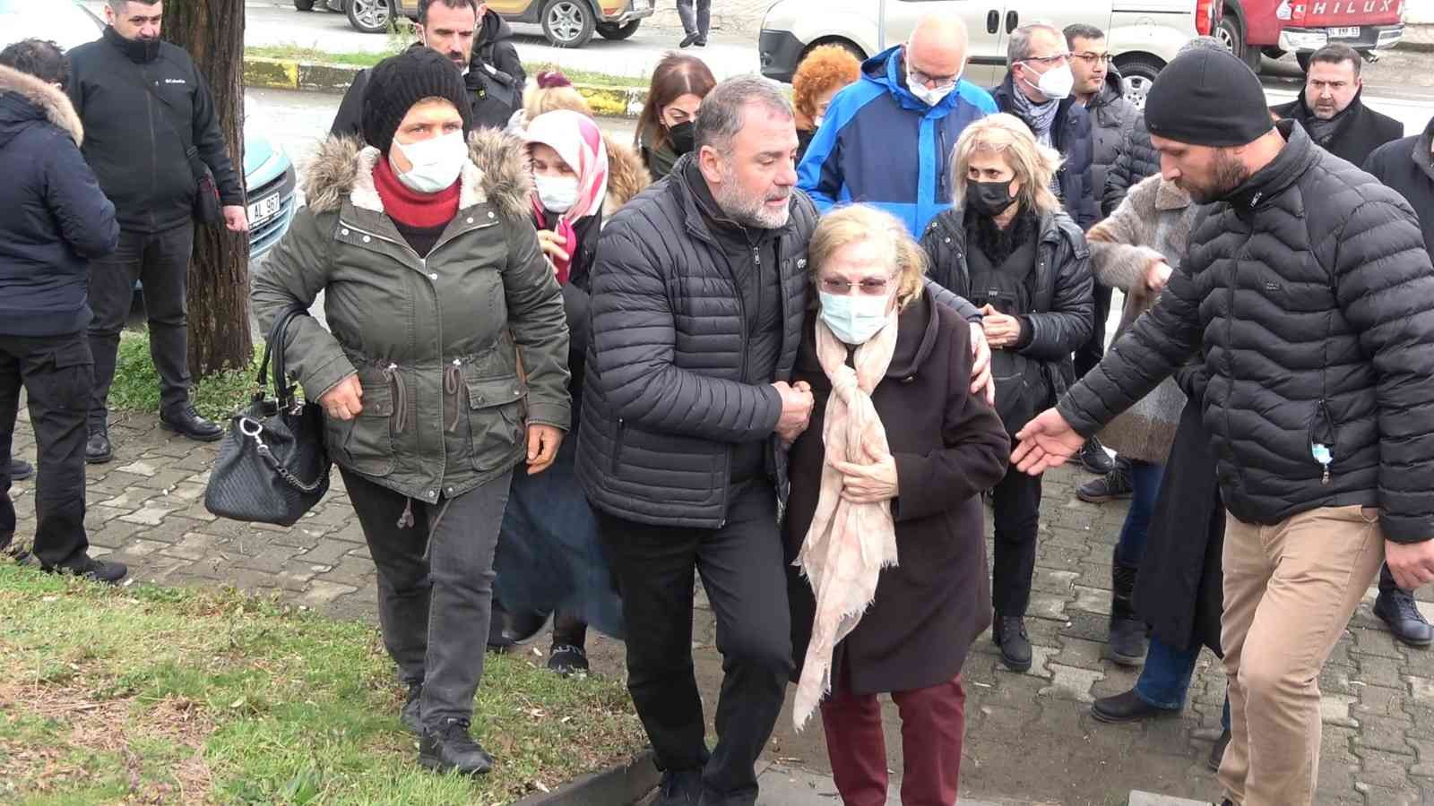 Silahlı saldırı sonucu öldürülen avukat Şafak Mahmutyazıcıoğlu’nun ailesi Fındıklı’da taziyeleri kabul ediyor