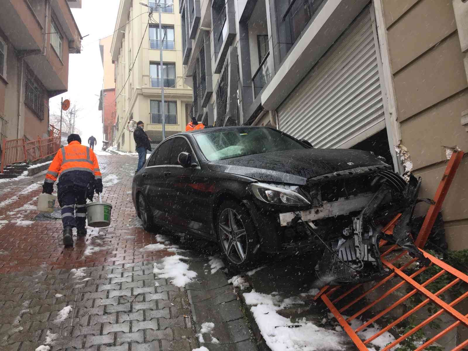 Sokak araları buz pistine döndü, bir araç kayarak garaja daldı