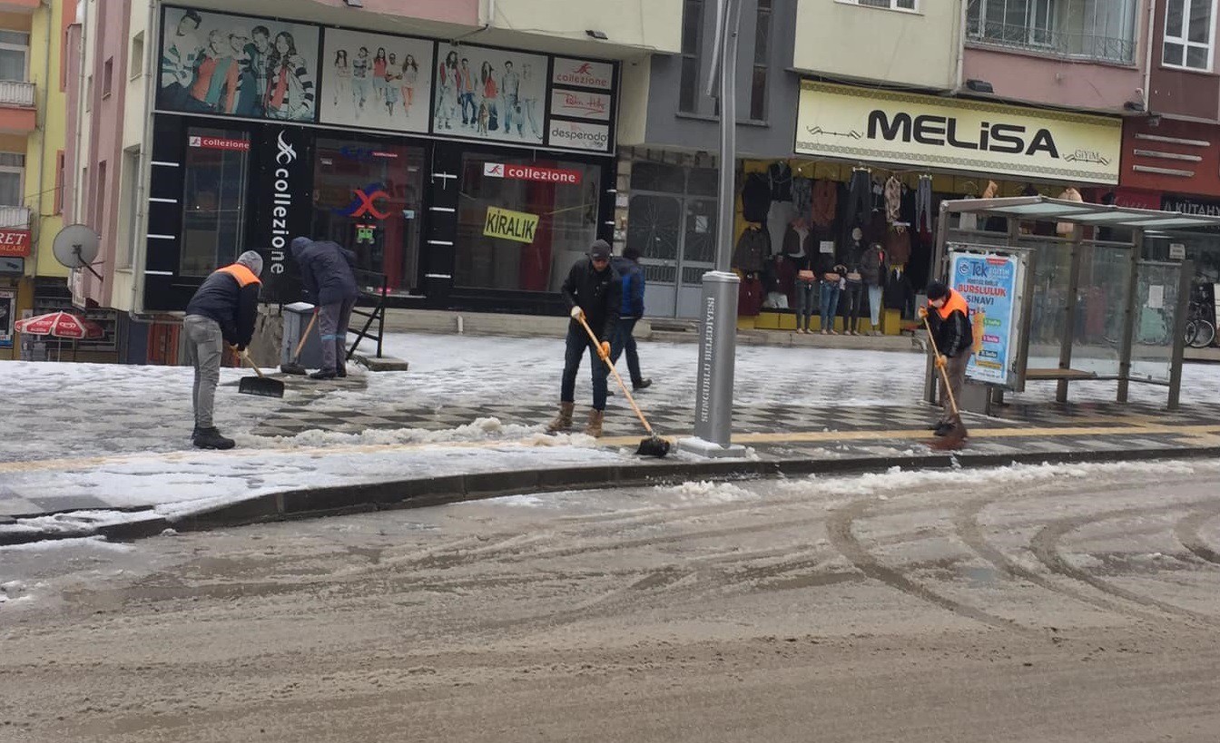 Sungurlu Belediyesi’nden kar mesaisi