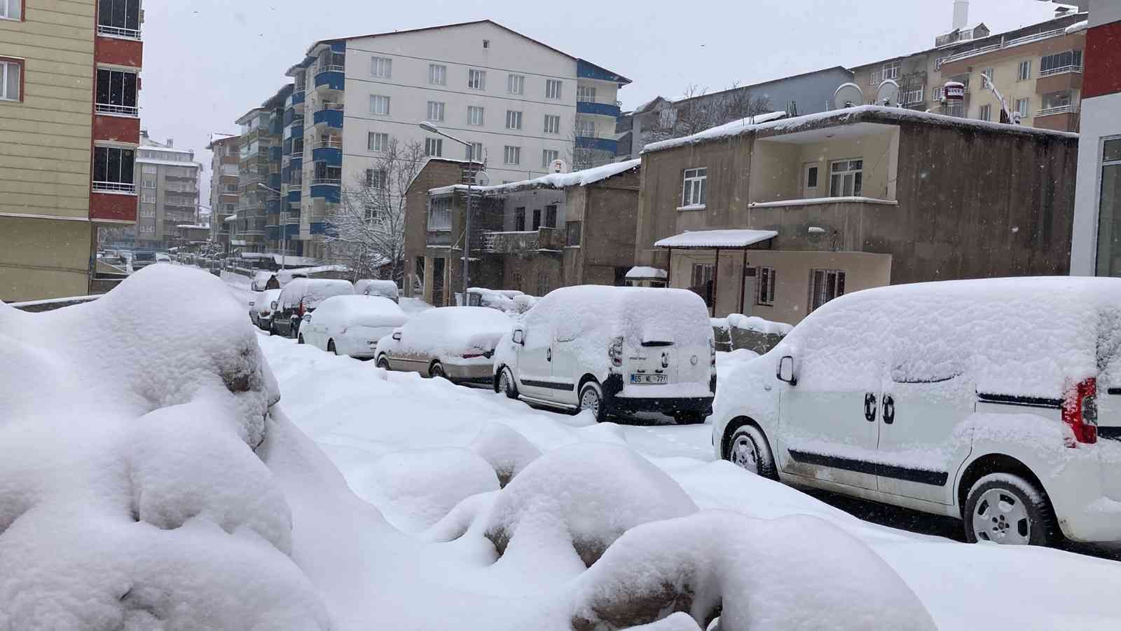 Tatvan’da kar kalınlığı 4 metreyi buldu