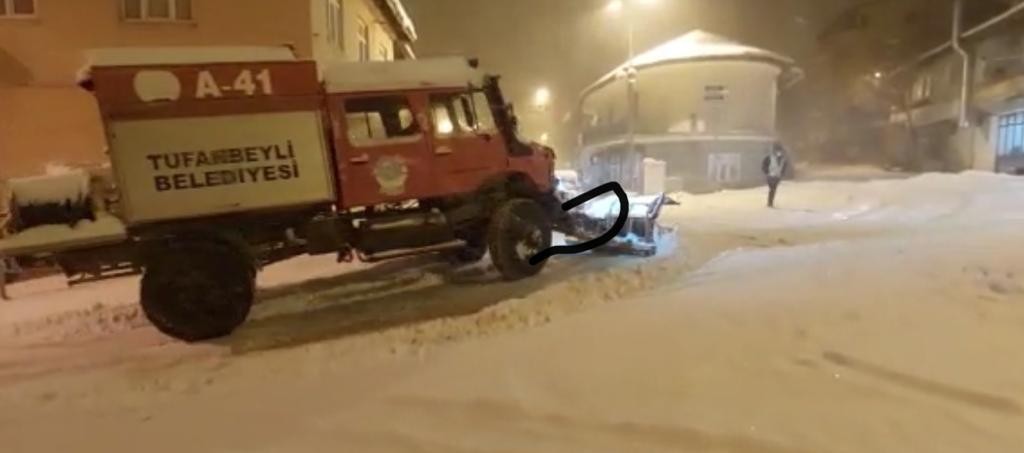 Tufanbeyli’de mahsur kalan sürücünün imdadına belediye ekipleri yetişti