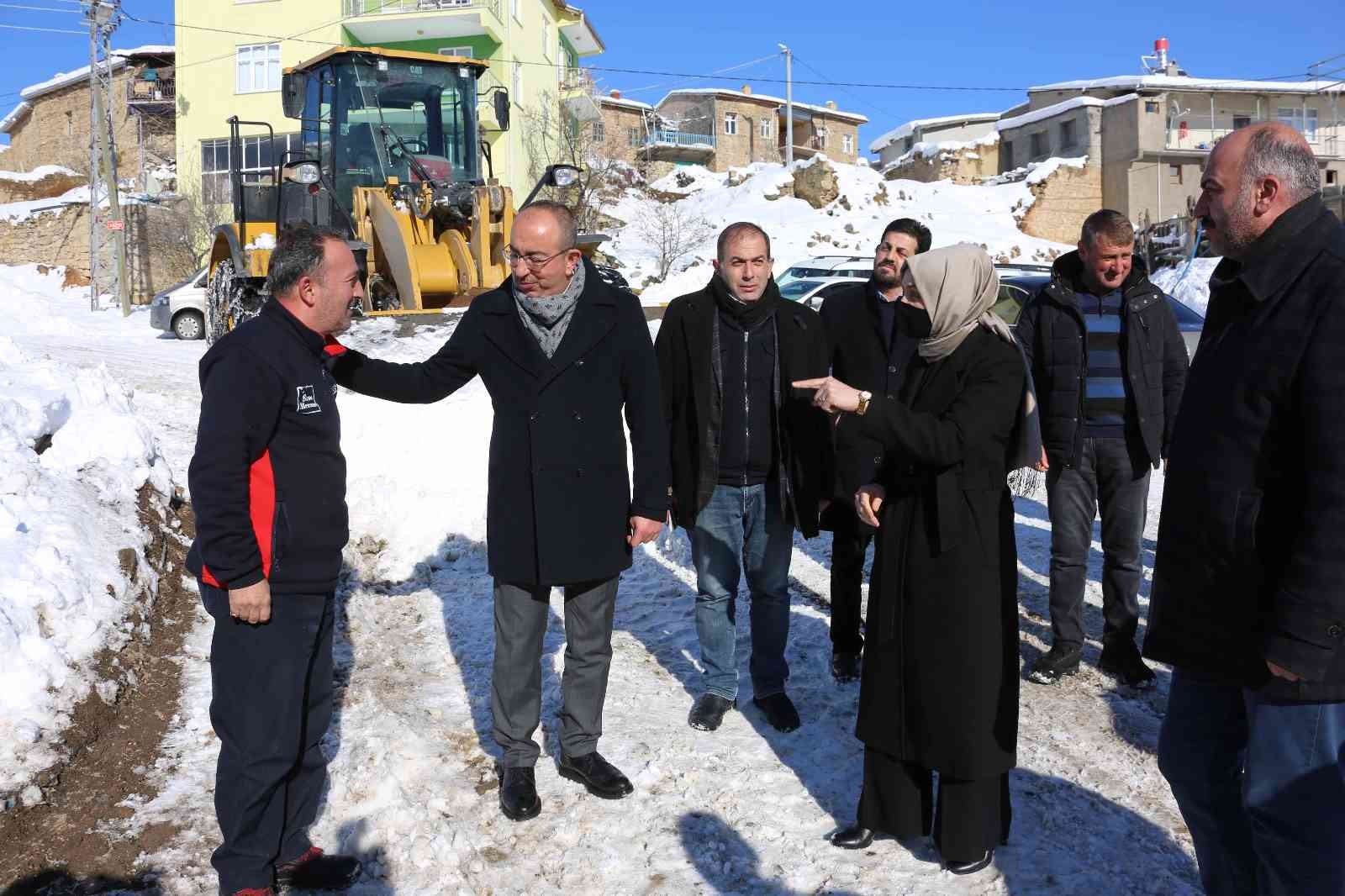 Usta ve Kavuş’tan kar ekiplerine sıcak çay ikramı