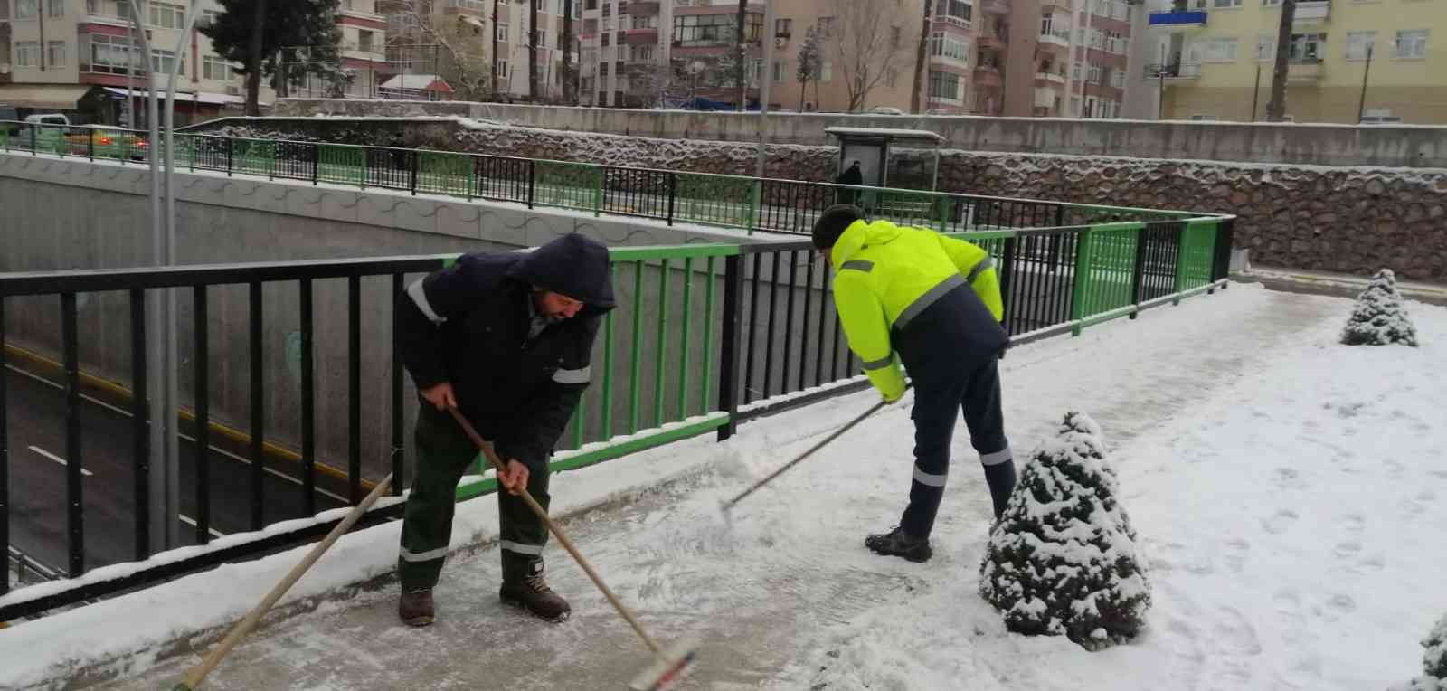 Üstgeçitler ve yaya yolları açık