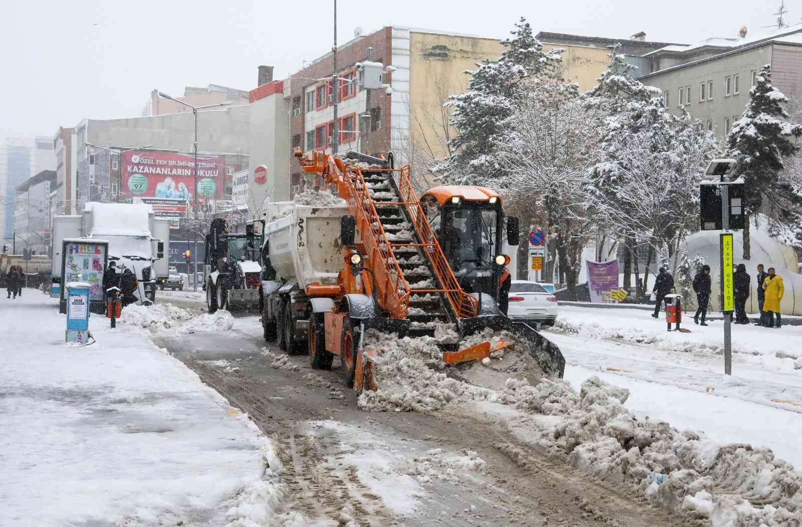 Van Büyükşeheir Belediyesinden karla mücadele çalışması