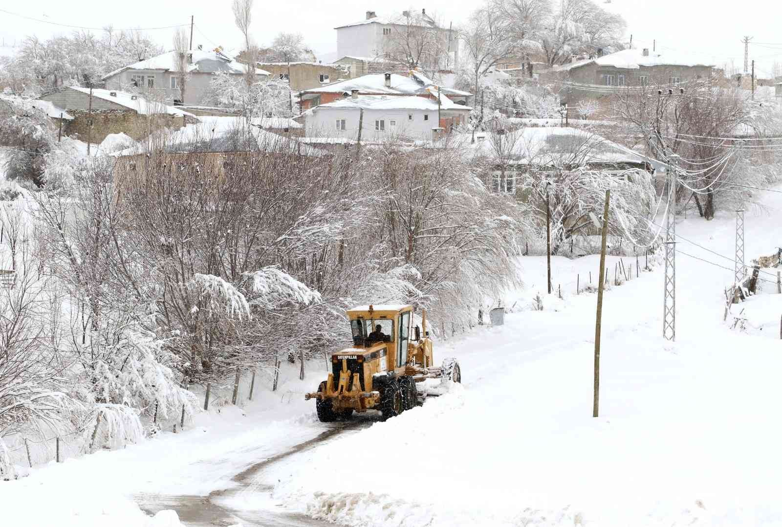 Van Büyükşehir Belediyesi, kapalı mahalle yollarını açıyor