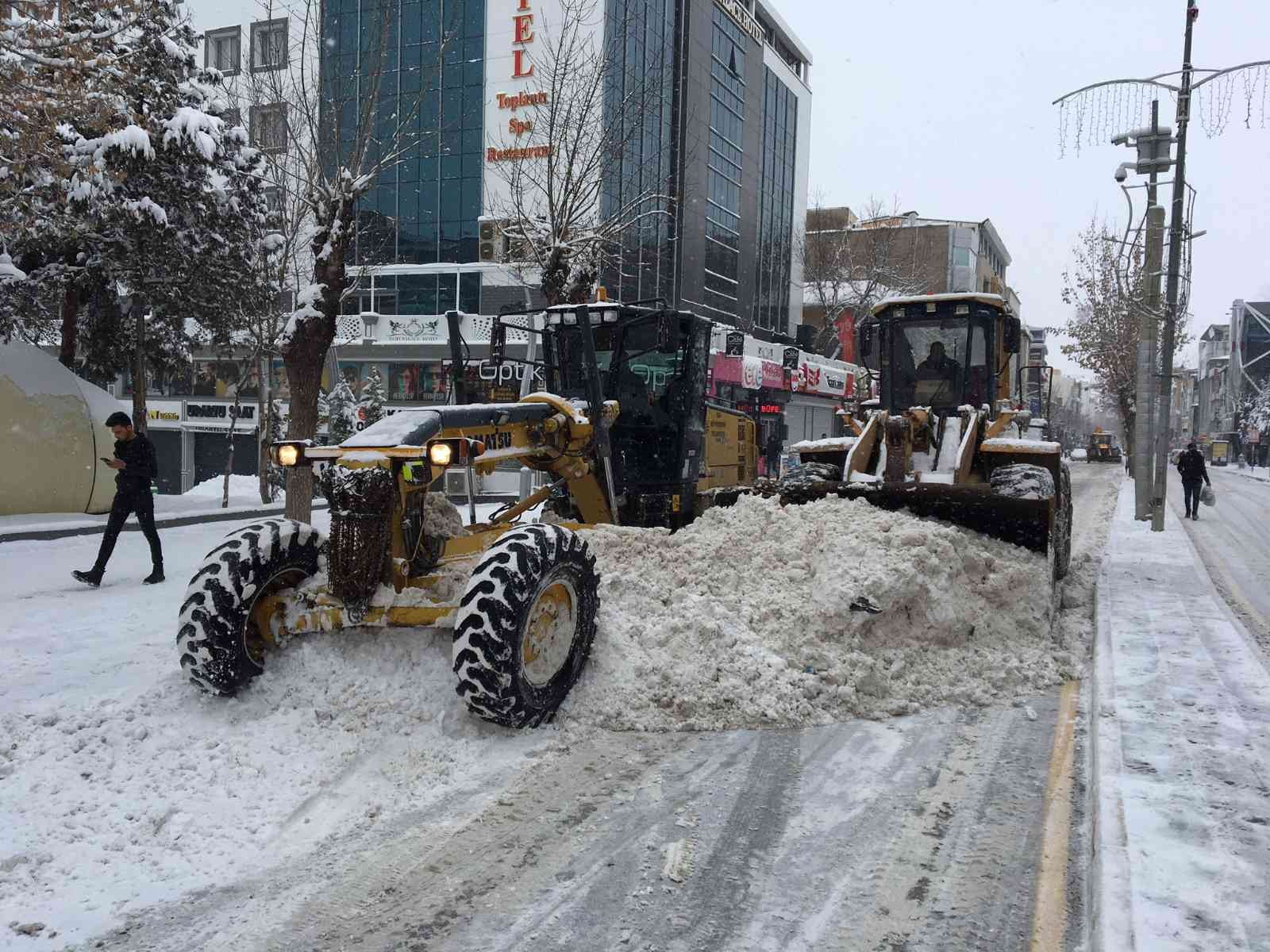 Van Büyükşehir Belediyesinden karla mücadele seferberliği