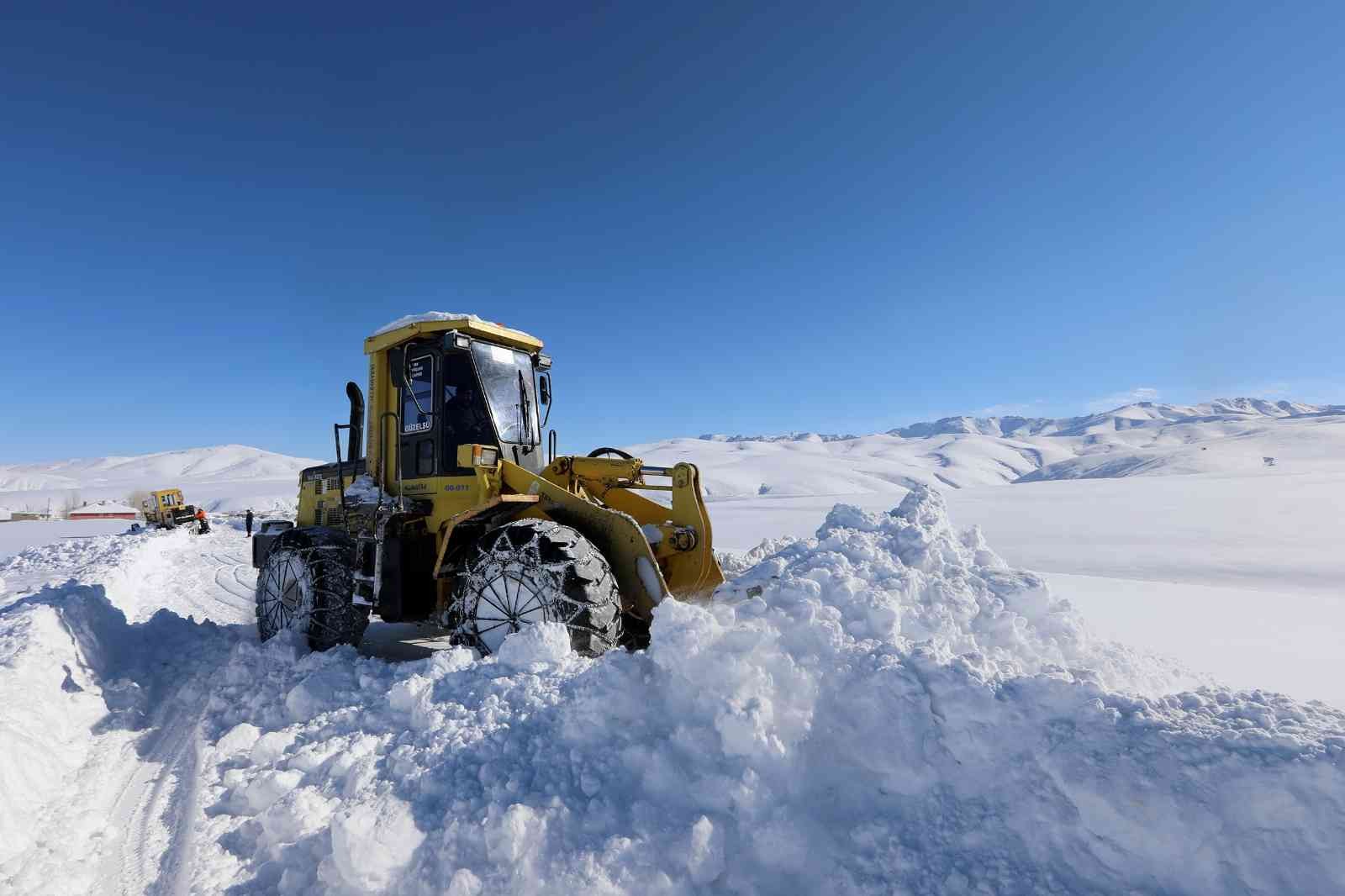 Van Büyükşehir Belediyesinin karla mücadelesi sürüyor