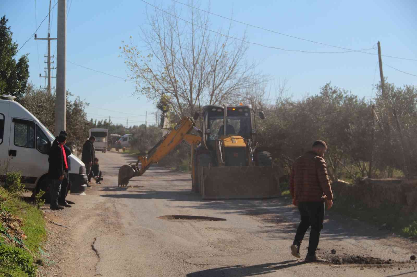 Vatandaşlardan yoldaki çukurlara saksılı eylem