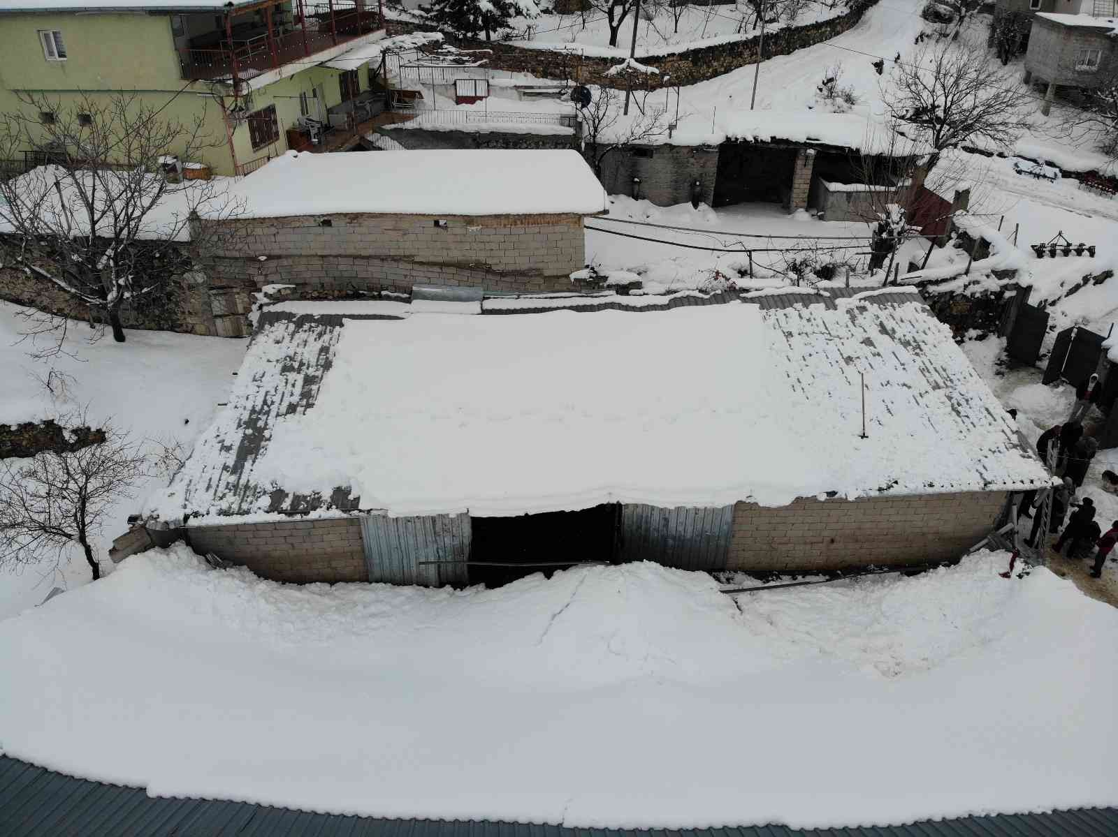 Yoğun kar yağışı nedeniyle otoparkın ve mandıranın çatısı çöktü