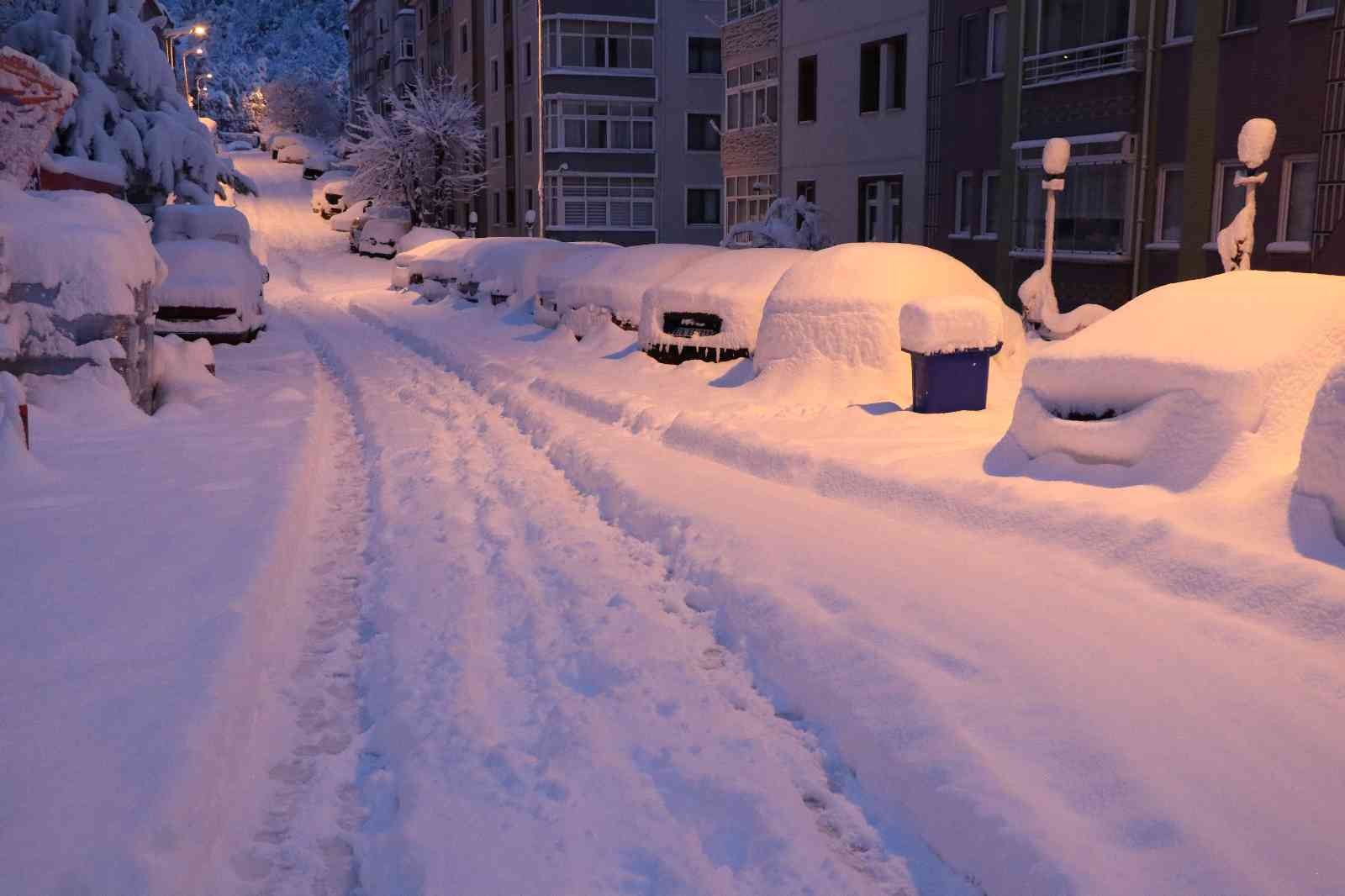 Yoğun kar yağışı sonrası park halindeki araçlar kar altında kayboldu