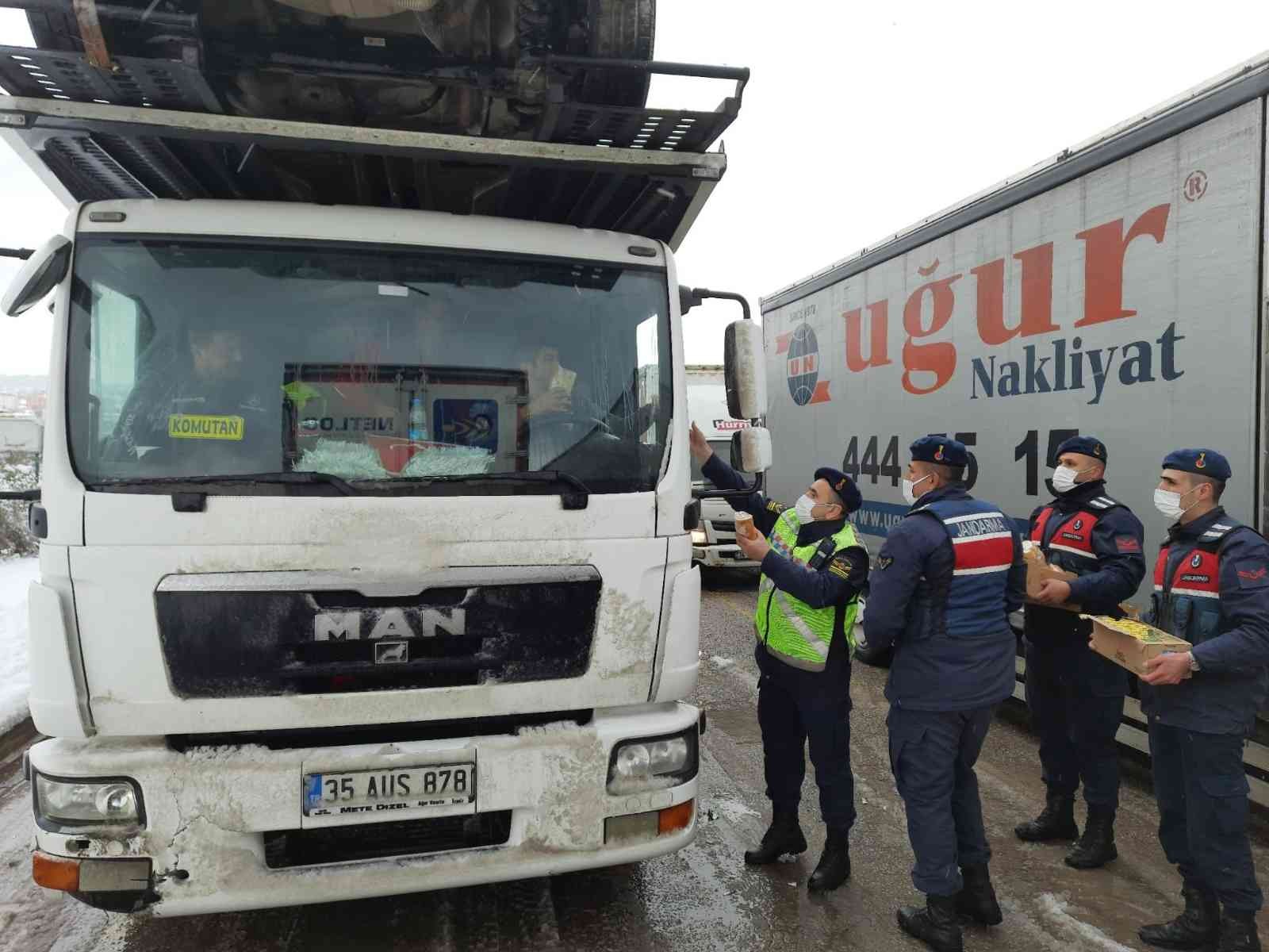 Yolda kalanlara yiyecek ve içecek yardımı