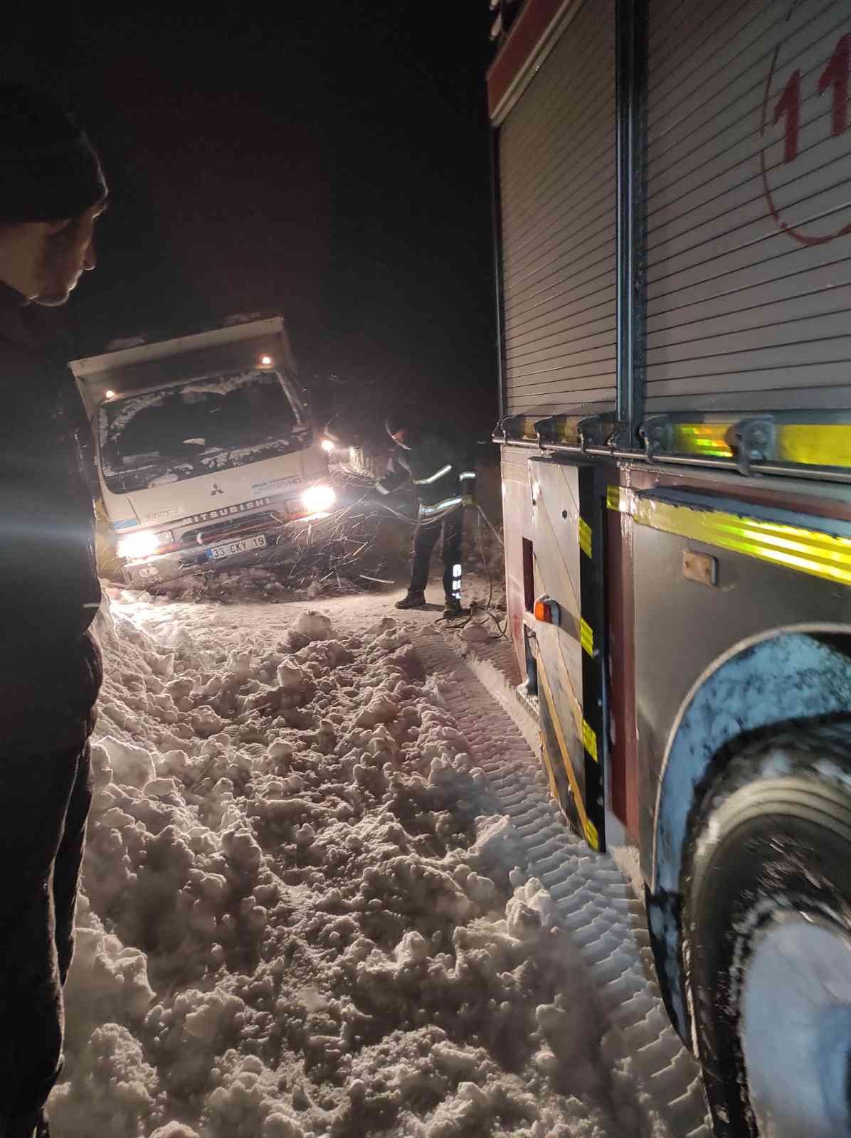 Yolda mahsur kalan vatandaşlar kurtarıldı