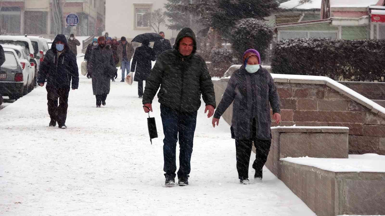 Yozgat’ta kar yağışı etkili oluyor