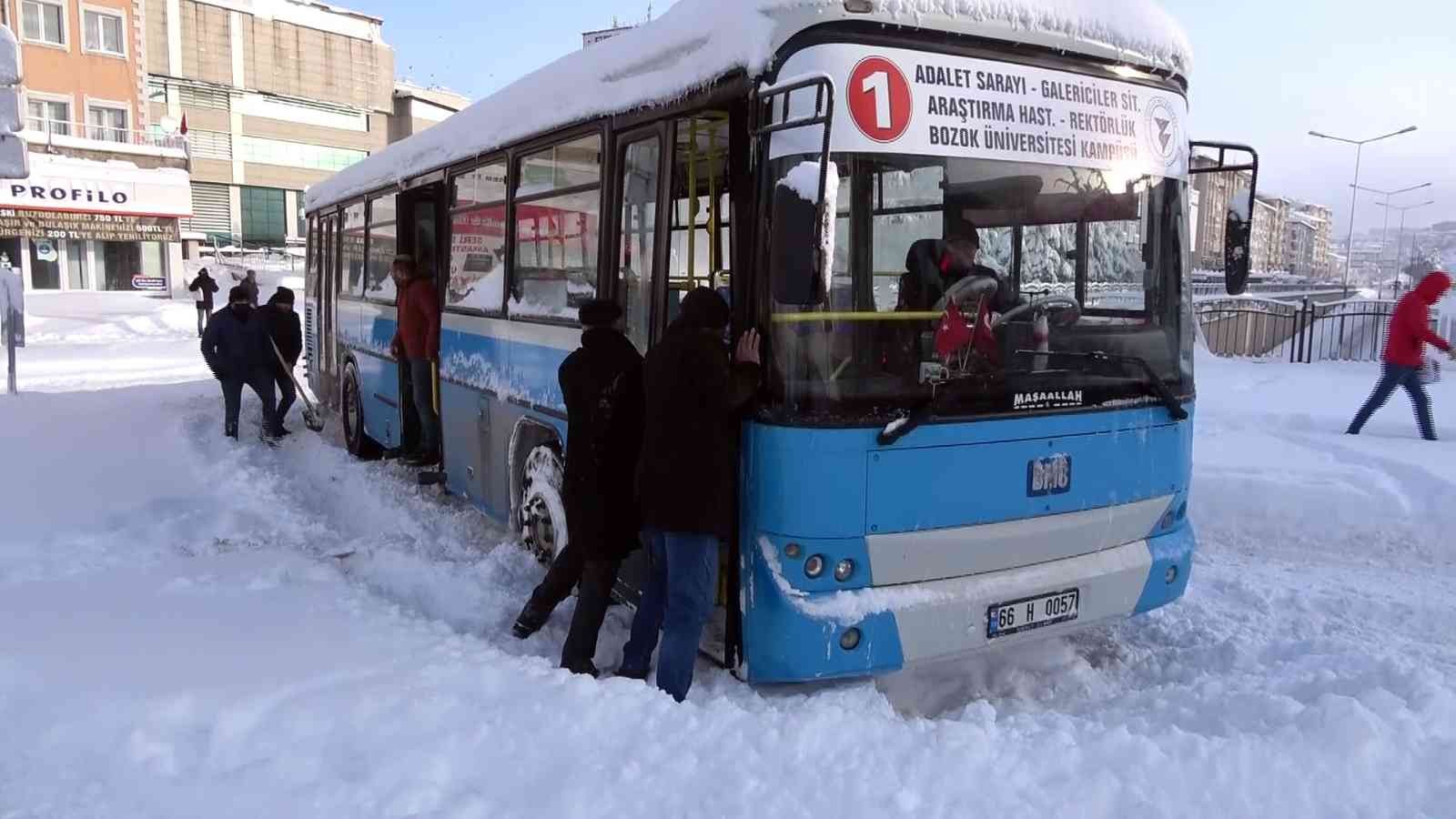 Yozgat’ta karla kaplı yollarda araçlar mahsur kaldı, özel halk otobüsü kara saplandı