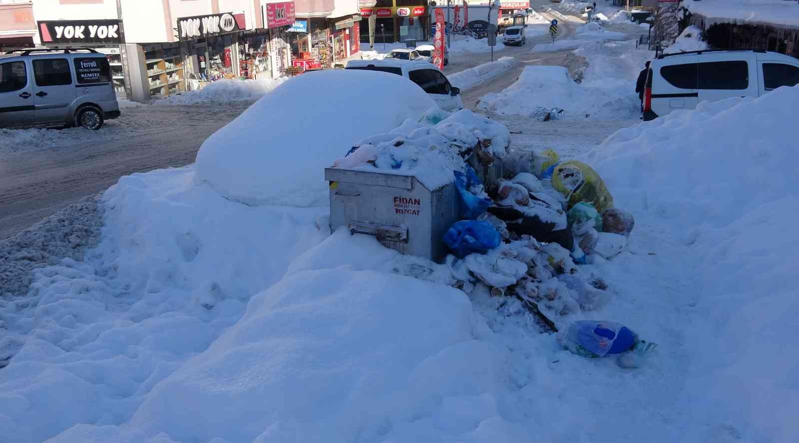 Yozgat’ta yollar ve kaldırımlar çöp yığınıyla doldu