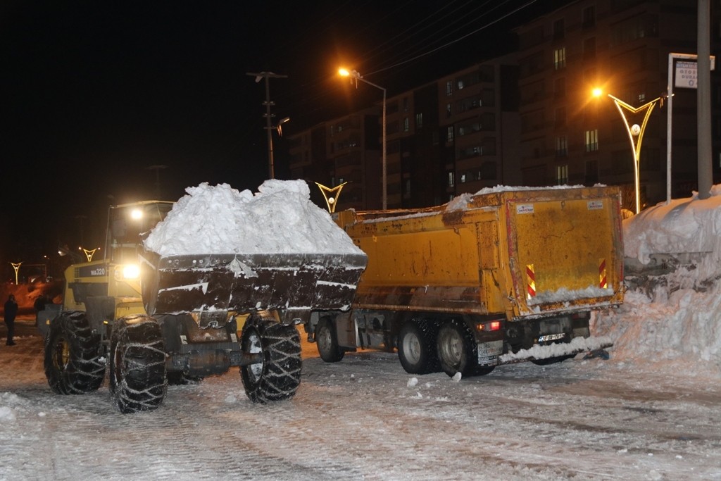 Bitlis’te 2 bin 500 kamyon kar taşındı