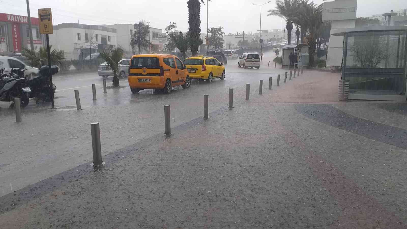 Bodrum’da beklenen yağış başladı