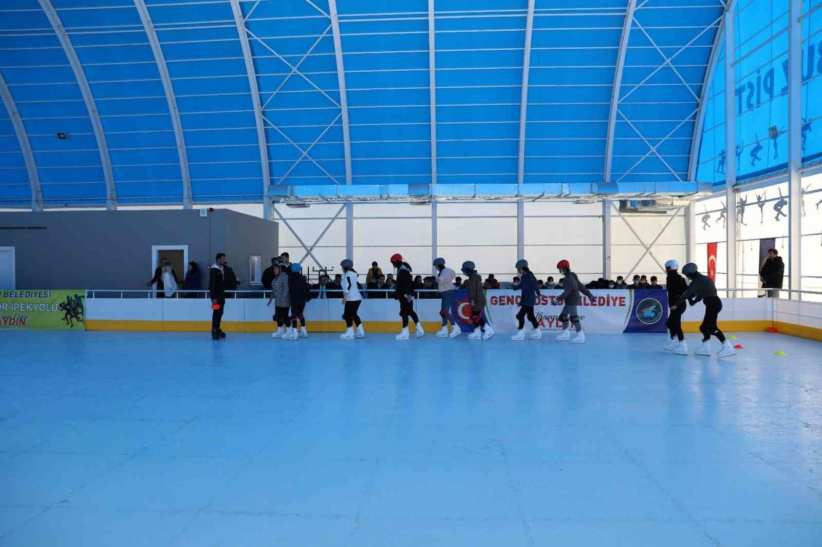 İpekyolu’nda öğrenciler buz pistiyle tanıştı
