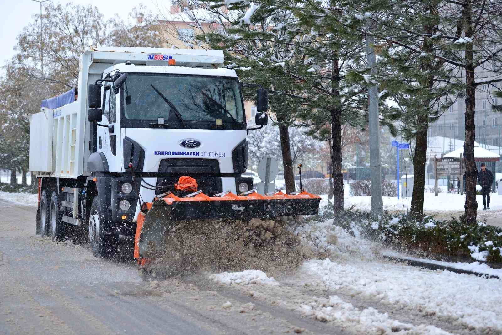 Kahramankazan’da karla mücadele çalışmaları sürüyor