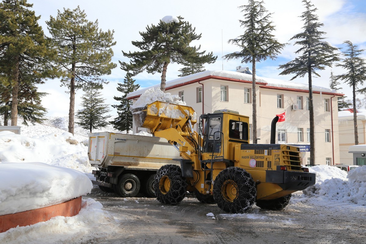 Kar yığınları kamyonlarla taşınıyor