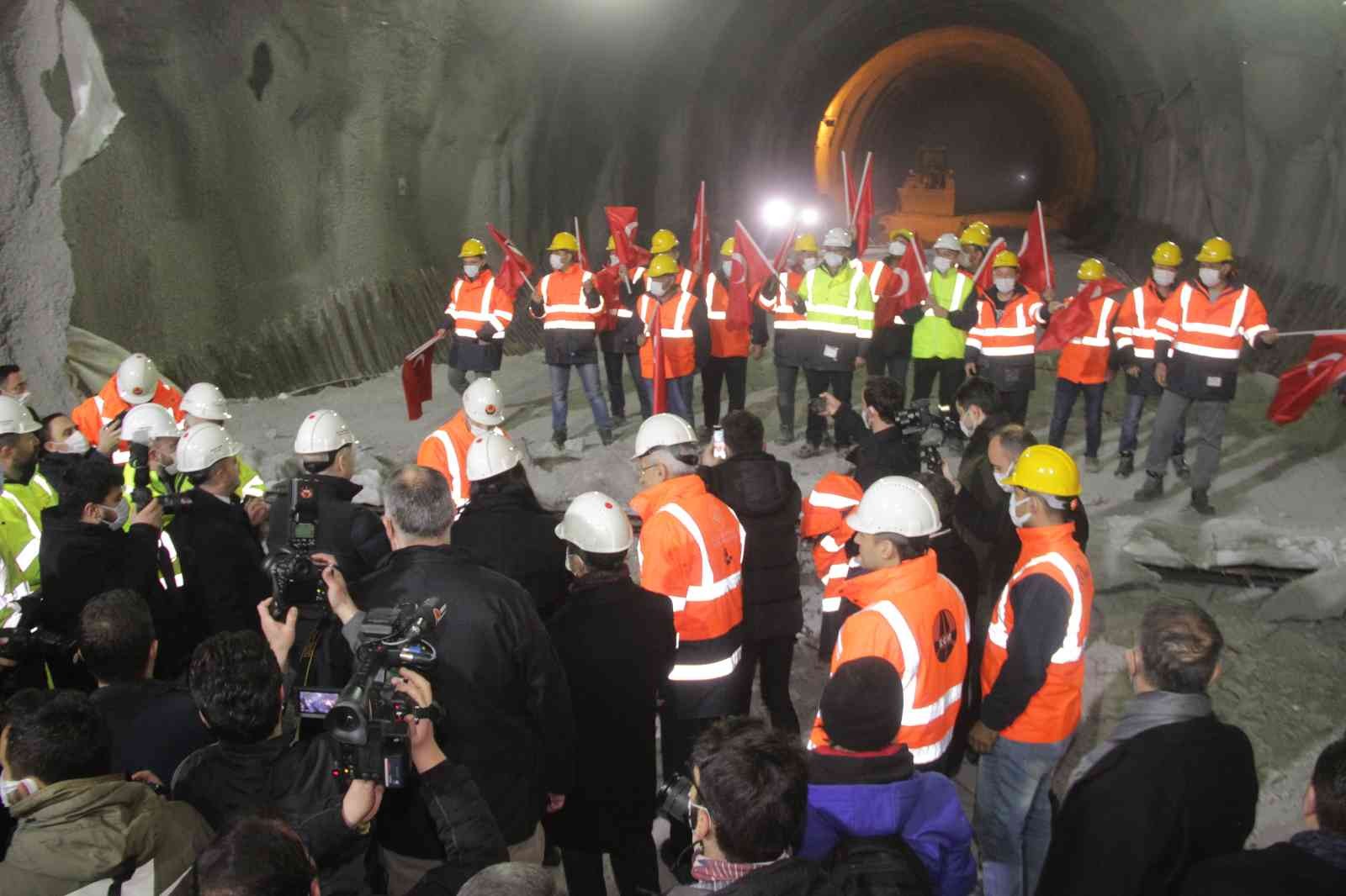 Kazdağları’nda Çanakkale Ayvacık-Küçükuyu Yolu T-2 Tüneli’nde ışık göründü