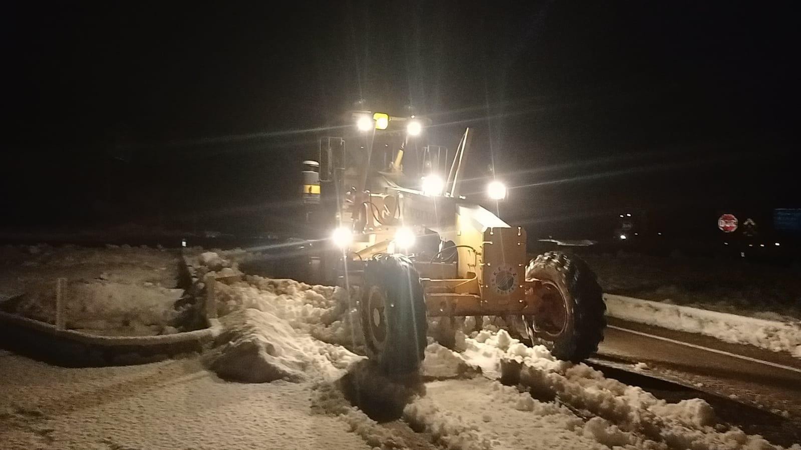 Kepez’den ilçe belediyelere kar temizleme desteği