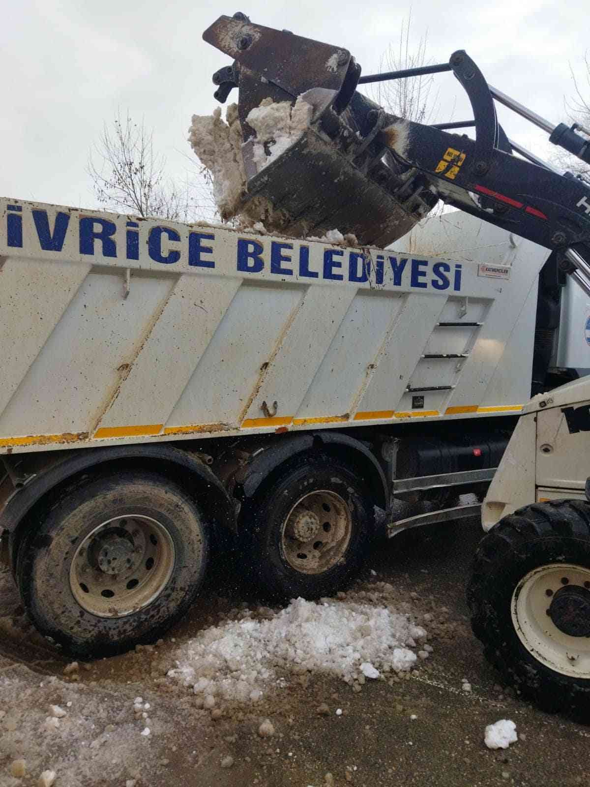 Sivrice’de kar birikintileri kamyonlarla ilçe dışına taşınıyor